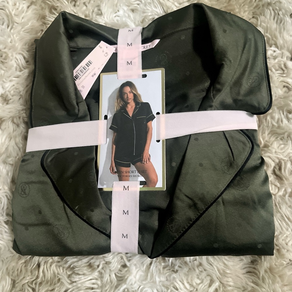 NWT  VICTORIA’S SECRET SATIN PAJAMA GLAZED SET SHORT  IN CLASSIC OLIVE MEDIUM